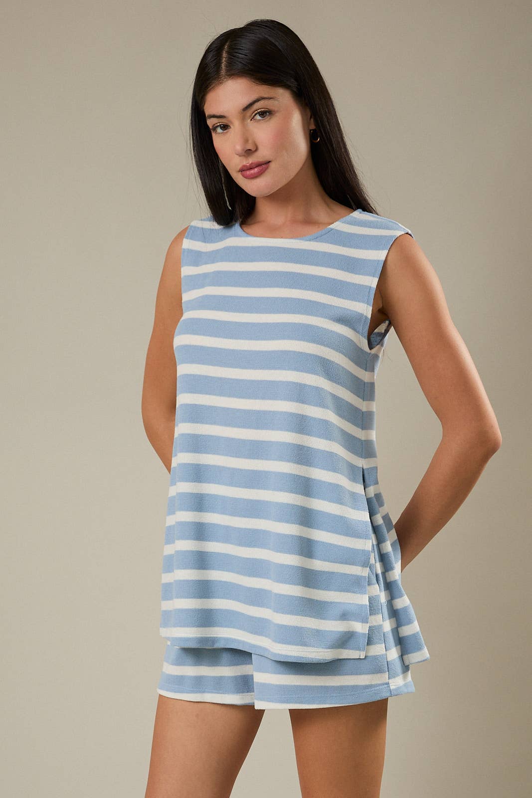 SIDE SLIT TUNIC TOP AND HIGH WAIST ELASTIC SIDE POCKET SHORT by GILLI