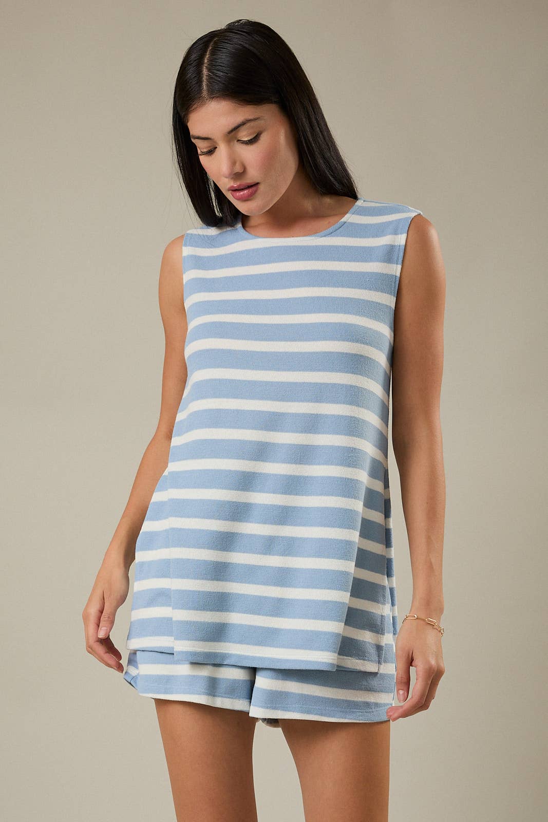 SIDE SLIT TUNIC TOP AND HIGH WAIST ELASTIC SIDE POCKET SHORT by GILLI